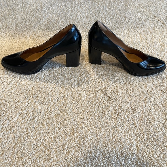 Clarks Artisan Black leather pumps. Size 9. - Picture 2 of 5